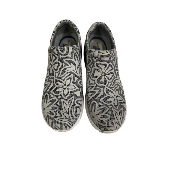 Nurse Mates Align Dorin Shoe White/Gray/Black Flowers Size 7M Slip Resistant - Picture 7 of 11